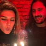 Clara Lago Instagram - No había mejor manera de empezar esta nueva vuelta al sol, soplando las velas sobre una montaña de donuts veganos y rodeada de gente maravillosa (y de una ballena, aparentemente). Gracias, de ❤️, a todas las personas que me felicitasteis, pensasteis y deseasteis cosas bonitas ayer 🥰 Me siento tremendamente afortunada, agradecida y deseosa de descubrir qué me traen los 33… allá vamos 😁🤟🏼 #happybirthdaytome 🍩