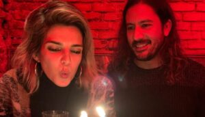 Clara Lago Instagram - No había mejor manera de empezar esta nueva vuelta al sol, soplando las velas sobre una montaña de donuts veganos y rodeada de gente maravillosa (y de una ballena, aparentemente).
Gracias, de ❤️, a todas las personas que me felicitasteis, pensasteis y deseasteis cosas bonitas ayer 🥰
Me siento tremendamente afortunada, agradecida y deseosa de descubrir qué me traen los 33… allá vamos 😁🤟🏼
#happybirthdaytome 🍩