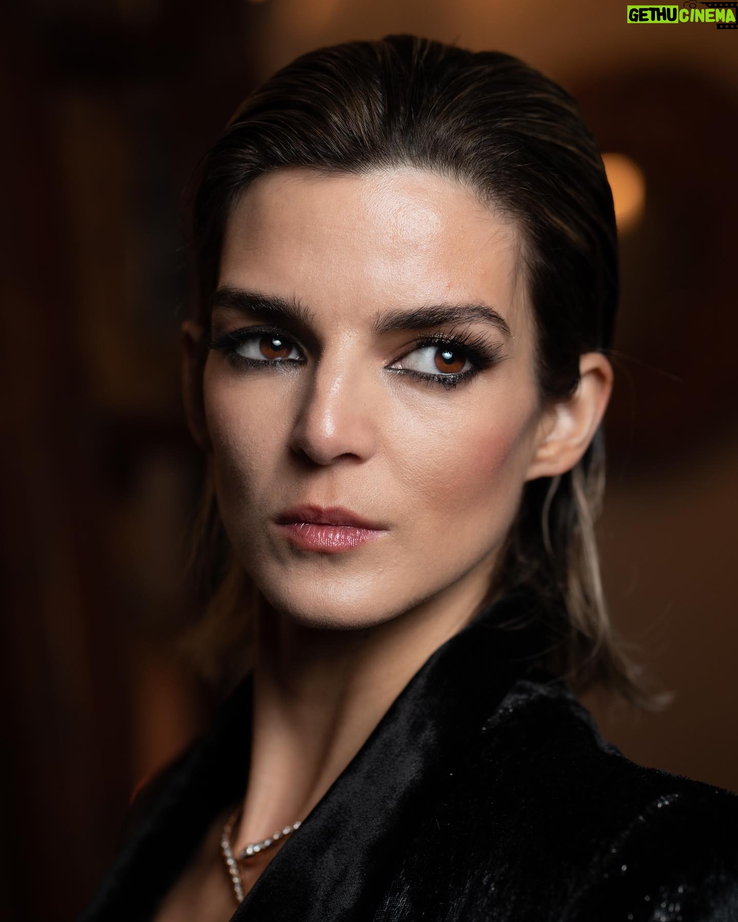 Clara Lago Instagram - La gente de @bulgari lo mola todo, y los saraos que montan también 😘💃🏽 Aquí va primera tanda de fotitos de anoche… @elenamartinezsantos eres una genia 😍📸 Gracias @paulasoroa @yslbeauty 💋 #yslbeauty #makeuplook
