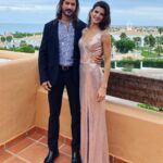 Clara Lago Instagram - Solo puedo decir gracias, gracias y GRACIAS a todo el equipo de @royalhideawaysanctipetri por estos días en semejante paraíso. No solo el lugar y sus instalaciones son espectaculares, sino que el personal que trabaja en todo el complejo no puede ser más majo! Parece que hacen casting de carisma, profesionalidad y buen rollo. Lujazo de sitio. He aquí el #photodump de estos días: - aunque parezca una postal retocada, juro por todos los dioses que esa foto no tiene filtro alguno. Es que el lugar ES ASÍ! Muy fuerte el tema. - mi feliz caída en plancha en la cama cuando llegamos de casi 12horas de viaje. Hola Bona Tarda. - esa misma tarde, después de media hora de siesta, frescos como lechugas y con nuestras mejores galas, ya preparados para el evento que nos trajo y descubrió este maravilloso lugar: la boda de @marioromanrey y @ale_239 🫶🏼 (Que por cierto ha organizado ella misma porque se ha hecho weddingplanner, y ojo cuidao con la muchacha 🙌🏼 aquí os dejo su perfil @alebernatwp 💍) - mi cara de felicidad y paz interior después de un circuito por el spa del hotel y un súper masaje, aprovechando que el domingo amaneció lloviendo como si esto fuera Irlanda. Pero este hotel está preparado y tiene alternativas pa tó! - cuando se me iluminó el séptimo chacra al tener a un chico tan guapo al lado. - uno de los platos del súper menú vegano que me prepararon en el restaurante @chezlumierebyjuanlu una fusión de cocina francesa y gaditana 👌🏼🤤 - nuestra cena en el restaurante @atunante donde también me prepararon menú especial vegano 🙏🏼☺️ Y con ese mensaje en la pared, para qué comentar nada más… - yo posando en la piscina, muy natural. - el atardecer… con esto no se bromea. - dato importante: en el @royalhideawaysanctipetri TIENEN BOLERA!!! Y yo me puse tan contenta que me marqué un strike 🤟🏼 aunque no gané la partida… @marioromanrey me debes la revancha. Y lo sabes 👈🏼😏 ( @joselucena__ y @ale_239 vosotros seguid practicando). Han sido tres días, pero convalidan por dos semanas de vacaciones. Así que nuevamente, GRACIAS 🙏🏼🥰