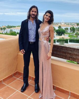 Clara Lago Instagram - Solo puedo decir gracias, gracias y GRACIAS a todo el equipo de @royalhideawaysanctipetri por estos días en semejante paraíso. No solo el lugar y sus instalaciones son espectaculares, sino que el personal que trabaja en todo el complejo no puede ser más majo! Parece que hacen casting de carisma, profesionalidad y buen rollo.
Lujazo de sitio. 
He aquí el #photodump de estos días:
- aunque parezca una postal retocada, juro por todos los dioses que esa foto no tiene filtro alguno. Es que el lugar ES ASÍ! Muy fuerte el tema.
- mi feliz caída en plancha en la cama cuando llegamos de casi 12horas de viaje. Hola Bona Tarda.
- esa misma tarde, después de media hora de siesta, frescos como lechugas y con nuestras mejores galas, ya preparados para el evento que nos trajo y descubrió este maravilloso lugar: la boda de @marioromanrey y @ale_239 🫶🏼
(Que por cierto ha organizado ella misma porque se ha hecho weddingplanner, y ojo cuidao con la muchacha 🙌🏼 aquí os dejo su perfil @alebernatwp 💍)
- mi cara de felicidad y paz interior después de un circuito por el spa del hotel y un súper masaje, aprovechando que el domingo amaneció lloviendo como si esto fuera Irlanda. Pero este hotel está preparado y tiene alternativas pa tó! 
- cuando se me iluminó el séptimo chacra al tener a un chico tan guapo al lado. 
- uno de los platos del súper menú vegano que me prepararon en el restaurante @chezlumierebyjuanlu una fusión de cocina francesa y gaditana 👌🏼🤤
- nuestra cena en el restaurante @atunante donde también me prepararon menú especial vegano 🙏🏼☺️ Y con ese mensaje en la pared, para qué comentar nada más…
- yo posando en la piscina, muy natural.
- el atardecer… con esto no se bromea.
- dato importante: en el @royalhideawaysanctipetri TIENEN BOLERA!!! Y yo me puse tan contenta que me marqué un strike 🤟🏼 aunque no gané la partida… @marioromanrey me debes la revancha. Y lo sabes 👈🏼😏
( @joselucena__ y @ale_239 vosotros seguid practicando).

Han sido tres días, pero convalidan por dos semanas de vacaciones. Así que nuevamente, GRACIAS 🙏🏼🥰