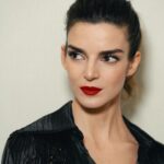 Clara Lago Instagram - De cuando fui al concierto de #LaMesías y me petó la cabeza. Menos mal que @paulasoroa y @joseherrerastylist me habían dejado previamente así de mona y @elenamartinezsantos inmortalizó el momento. Gracias de nuevo @soyambrossi y @javviercalvo por una noche inolvidable. 🫶🏼🌟 @diorbeauty 💋 @andrew.pocrid y @elisabettafranchi 👗 @miumiu 👠