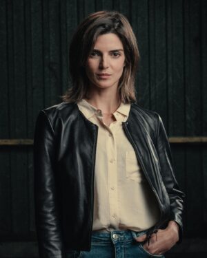 Clara Lago Instagram - Feliz de poder compartir por fin el proyecto en el que estoy embarcada, y del que me siento tan afortunada de formar parte: una serie dirigida por @rogergual y producida por @vacafilms_productora para @netflixes 
La cosa promete, chavales… 😎
Aquí os presento a mi personaje, Ana.
#clanes