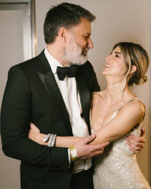 Clara Lago Instagram - Más fotos de los #goya2023 💫
Esta vez con parte de mi equipo, sin los cuales hubiera sido impensable asumir este reto.
Y digo “parte” porque hay mucha gente que estuvo conmigo, no solo allí sino durante los meses previos, con los que no tengo foto… pero vosotr@s sabéis quienes sois ❤️
Y gracias, por supuesto, a @redondobrand por confeccionarme esta obra de arte para presentar la gala. La ocasión no merecía menos y tu arte rompió todas las varas de medir 🙏🏼🥰
#premiosgoya