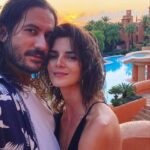 Clara Lago Instagram - Solo puedo decir gracias, gracias y GRACIAS a todo el equipo de @royalhideawaysanctipetri por estos días en semejante paraíso. No solo el lugar y sus instalaciones son espectaculares, sino que el personal que trabaja en todo el complejo no puede ser más majo! Parece que hacen casting de carisma, profesionalidad y buen rollo. Lujazo de sitio. He aquí el #photodump de estos días: - aunque parezca una postal retocada, juro por todos los dioses que esa foto no tiene filtro alguno. Es que el lugar ES ASÍ! Muy fuerte el tema. - mi feliz caída en plancha en la cama cuando llegamos de casi 12horas de viaje. Hola Bona Tarda. - esa misma tarde, después de media hora de siesta, frescos como lechugas y con nuestras mejores galas, ya preparados para el evento que nos trajo y descubrió este maravilloso lugar: la boda de @marioromanrey y @ale_239 🫶🏼 (Que por cierto ha organizado ella misma porque se ha hecho weddingplanner, y ojo cuidao con la muchacha 🙌🏼 aquí os dejo su perfil @alebernatwp 💍) - mi cara de felicidad y paz interior después de un circuito por el spa del hotel y un súper masaje, aprovechando que el domingo amaneció lloviendo como si esto fuera Irlanda. Pero este hotel está preparado y tiene alternativas pa tó! - cuando se me iluminó el séptimo chacra al tener a un chico tan guapo al lado. - uno de los platos del súper menú vegano que me prepararon en el restaurante @chezlumierebyjuanlu una fusión de cocina francesa y gaditana 👌🏼🤤 - nuestra cena en el restaurante @atunante donde también me prepararon menú especial vegano 🙏🏼☺️ Y con ese mensaje en la pared, para qué comentar nada más… - yo posando en la piscina, muy natural. - el atardecer… con esto no se bromea. - dato importante: en el @royalhideawaysanctipetri TIENEN BOLERA!!! Y yo me puse tan contenta que me marqué un strike 🤟🏼 aunque no gané la partida… @marioromanrey me debes la revancha. Y lo sabes 👈🏼😏 ( @joselucena__ y @ale_239 vosotros seguid practicando). Han sido tres días, pero convalidan por dos semanas de vacaciones. Así que nuevamente, GRACIAS 🙏🏼🥰