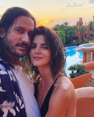 Clara Lago Instagram - Solo puedo decir gracias, gracias y GRACIAS a todo el equipo de @royalhideawaysanctipetri por estos días en semejante paraíso. No solo el lugar y sus instalaciones son espectaculares, sino que el personal que trabaja en todo el complejo no puede ser más majo! Parece que hacen casting de carisma, profesionalidad y buen rollo.
Lujazo de sitio. 
He aquí el #photodump de estos días:
- aunque parezca una postal retocada, juro por todos los dioses que esa foto no tiene filtro alguno. Es que el lugar ES ASÍ! Muy fuerte el tema.
- mi feliz caída en plancha en la cama cuando llegamos de casi 12horas de viaje. Hola Bona Tarda.
- esa misma tarde, después de media hora de siesta, frescos como lechugas y con nuestras mejores galas, ya preparados para el evento que nos trajo y descubrió este maravilloso lugar: la boda de @marioromanrey y @ale_239 🫶🏼
(Que por cierto ha organizado ella misma porque se ha hecho weddingplanner, y ojo cuidao con la muchacha 🙌🏼 aquí os dejo su perfil @alebernatwp 💍)
- mi cara de felicidad y paz interior después de un circuito por el spa del hotel y un súper masaje, aprovechando que el domingo amaneció lloviendo como si esto fuera Irlanda. Pero este hotel está preparado y tiene alternativas pa tó! 
- cuando se me iluminó el séptimo chacra al tener a un chico tan guapo al lado. 
- uno de los platos del súper menú vegano que me prepararon en el restaurante @chezlumierebyjuanlu una fusión de cocina francesa y gaditana 👌🏼🤤
- nuestra cena en el restaurante @atunante donde también me prepararon menú especial vegano 🙏🏼☺️ Y con ese mensaje en la pared, para qué comentar nada más…
- yo posando en la piscina, muy natural.
- el atardecer… con esto no se bromea.
- dato importante: en el @royalhideawaysanctipetri TIENEN BOLERA!!! Y yo me puse tan contenta que me marqué un strike 🤟🏼 aunque no gané la partida… @marioromanrey me debes la revancha. Y lo sabes 👈🏼😏
( @joselucena__ y @ale_239 vosotros seguid practicando).

Han sido tres días, pero convalidan por dos semanas de vacaciones. Así que nuevamente, GRACIAS 🙏🏼🥰