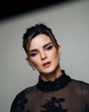 Clara Lago Instagram - Ayer disfrutamos de una noche dedicada a la unión. La unión entre países, entre culturas que comparten mucho a pesar de ser diferentes, pero sobre todo la unión de personas que sienten pasión por el cine. Ya van 10 años desde el nacimiento de estos premios… y los que quedan!
Enhorabuena a l@s ganador@s y nominad@s, y larga vida a los @premios_platino !!!
Por último, gracias al súper dreamteam 🙌🏼❤️:
💄 @paulasoroa @charlottetilbury 
👗 @joseherrerastylist 
📸 @elenamartinezsantos