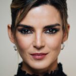 Clara Lago Instagram - Ayer disfrutamos de una noche dedicada a la unión. La unión entre países, entre culturas que comparten mucho a pesar de ser diferentes, pero sobre todo la unión de personas que sienten pasión por el cine. Ya van 10 años desde el nacimiento de estos premios… y los que quedan! Enhorabuena a l@s ganador@s y nominad@s, y larga vida a los @premios_platino !!! Por último, gracias al súper dreamteam 🙌🏼❤️: 💄 @paulasoroa @charlottetilbury 👗 @joseherrerastylist 📸 @elenamartinezsantos