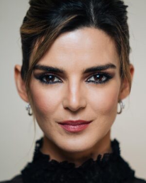 Clara Lago Instagram - Ayer disfrutamos de una noche dedicada a la unión. La unión entre países, entre culturas que comparten mucho a pesar de ser diferentes, pero sobre todo la unión de personas que sienten pasión por el cine. Ya van 10 años desde el nacimiento de estos premios… y los que quedan!
Enhorabuena a l@s ganador@s y nominad@s, y larga vida a los @premios_platino !!!
Por último, gracias al súper dreamteam 🙌🏼❤️:
💄 @paulasoroa @charlottetilbury 
👗 @joseherrerastylist 
📸 @elenamartinezsantos