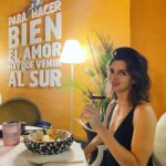 Clara Lago Instagram - Solo puedo decir gracias, gracias y GRACIAS a todo el equipo de @royalhideawaysanctipetri por estos días en semejante paraíso. No solo el lugar y sus instalaciones son espectaculares, sino que el personal que trabaja en todo el complejo no puede ser más majo! Parece que hacen casting de carisma, profesionalidad y buen rollo. Lujazo de sitio. He aquí el #photodump de estos días: - aunque parezca una postal retocada, juro por todos los dioses que esa foto no tiene filtro alguno. Es que el lugar ES ASÍ! Muy fuerte el tema. - mi feliz caída en plancha en la cama cuando llegamos de casi 12horas de viaje. Hola Bona Tarda. - esa misma tarde, después de media hora de siesta, frescos como lechugas y con nuestras mejores galas, ya preparados para el evento que nos trajo y descubrió este maravilloso lugar: la boda de @marioromanrey y @ale_239 🫶🏼 (Que por cierto ha organizado ella misma porque se ha hecho weddingplanner, y ojo cuidao con la muchacha 🙌🏼 aquí os dejo su perfil @alebernatwp 💍) - mi cara de felicidad y paz interior después de un circuito por el spa del hotel y un súper masaje, aprovechando que el domingo amaneció lloviendo como si esto fuera Irlanda. Pero este hotel está preparado y tiene alternativas pa tó! - cuando se me iluminó el séptimo chacra al tener a un chico tan guapo al lado. - uno de los platos del súper menú vegano que me prepararon en el restaurante @chezlumierebyjuanlu una fusión de cocina francesa y gaditana 👌🏼🤤 - nuestra cena en el restaurante @atunante donde también me prepararon menú especial vegano 🙏🏼☺️ Y con ese mensaje en la pared, para qué comentar nada más… - yo posando en la piscina, muy natural. - el atardecer… con esto no se bromea. - dato importante: en el @royalhideawaysanctipetri TIENEN BOLERA!!! Y yo me puse tan contenta que me marqué un strike 🤟🏼 aunque no gané la partida… @marioromanrey me debes la revancha. Y lo sabes 👈🏼😏 ( @joselucena__ y @ale_239 vosotros seguid practicando). Han sido tres días, pero convalidan por dos semanas de vacaciones. Así que nuevamente, GRACIAS 🙏🏼🥰