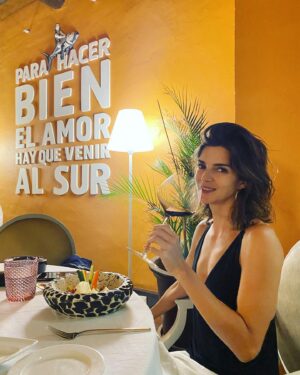 Clara Lago Instagram - Solo puedo decir gracias, gracias y GRACIAS a todo el equipo de @royalhideawaysanctipetri por estos días en semejante paraíso. No solo el lugar y sus instalaciones son espectaculares, sino que el personal que trabaja en todo el complejo no puede ser más majo! Parece que hacen casting de carisma, profesionalidad y buen rollo.
Lujazo de sitio. 
He aquí el #photodump de estos días:
- aunque parezca una postal retocada, juro por todos los dioses que esa foto no tiene filtro alguno. Es que el lugar ES ASÍ! Muy fuerte el tema.
- mi feliz caída en plancha en la cama cuando llegamos de casi 12horas de viaje. Hola Bona Tarda.
- esa misma tarde, después de media hora de siesta, frescos como lechugas y con nuestras mejores galas, ya preparados para el evento que nos trajo y descubrió este maravilloso lugar: la boda de @marioromanrey y @ale_239 🫶🏼
(Que por cierto ha organizado ella misma porque se ha hecho weddingplanner, y ojo cuidao con la muchacha 🙌🏼 aquí os dejo su perfil @alebernatwp 💍)
- mi cara de felicidad y paz interior después de un circuito por el spa del hotel y un súper masaje, aprovechando que el domingo amaneció lloviendo como si esto fuera Irlanda. Pero este hotel está preparado y tiene alternativas pa tó! 
- cuando se me iluminó el séptimo chacra al tener a un chico tan guapo al lado. 
- uno de los platos del súper menú vegano que me prepararon en el restaurante @chezlumierebyjuanlu una fusión de cocina francesa y gaditana 👌🏼🤤
- nuestra cena en el restaurante @atunante donde también me prepararon menú especial vegano 🙏🏼☺️ Y con ese mensaje en la pared, para qué comentar nada más…
- yo posando en la piscina, muy natural.
- el atardecer… con esto no se bromea.
- dato importante: en el @royalhideawaysanctipetri TIENEN BOLERA!!! Y yo me puse tan contenta que me marqué un strike 🤟🏼 aunque no gané la partida… @marioromanrey me debes la revancha. Y lo sabes 👈🏼😏
( @joselucena__ y @ale_239 vosotros seguid practicando).

Han sido tres días, pero convalidan por dos semanas de vacaciones. Así que nuevamente, GRACIAS 🙏🏼🥰