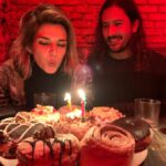 Clara Lago Instagram - Gracias, 2023, por ser el año en el que: - presenté los Premios Goya - cumplí y celebré los 33 rodeada de gente a la que amo en uno de mis lugares favoritos @latuertafunkycastizo 🫶🏼❌ - rodé “Clanes” junto a un equipazo brutal. - nació “nuestro bebé” @lahuertafunkycastizo … - … y también “la llave” n° 11, Julia 😍🗝️ - grabamos el piloto de nuestro podcast @melonimposible (ya os explicaré esta ida de olla maravillosa que hemos tenido @elenamartinezsantos y yo). - nos viciamos fuerte al parchís. - he disfrutado de un año más compartiendo el camino contigo @joselucena__ ♥️ Feliz salida y entrada de año para tod@s, y que se desparramen las risas y el amor, señoras, por favó!! #felizaño #2024
