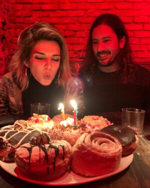 Clara Lago Instagram - Gracias, 2023, por ser el año en el que:
- presenté los Premios Goya
- cumplí y celebré los 33 rodeada de gente a la que amo en uno de mis lugares favoritos @latuertafunkycastizo 🫶🏼❌
- rodé “Clanes” junto a un equipazo brutal.
- nació “nuestro bebé” @lahuertafunkycastizo …
- … y también “la llave” n° 11, Julia 😍🗝️
- grabamos el piloto de nuestro podcast @melonimposible (ya os explicaré esta ida de olla maravillosa que hemos tenido @elenamartinezsantos y yo).
- nos viciamos fuerte al parchís.
- he disfrutado de un año más compartiendo el camino contigo @joselucena__ ♥️

Feliz salida y entrada de año para tod@s, y que se desparramen las risas y el amor, señoras, por favó!! 
#felizaño #2024