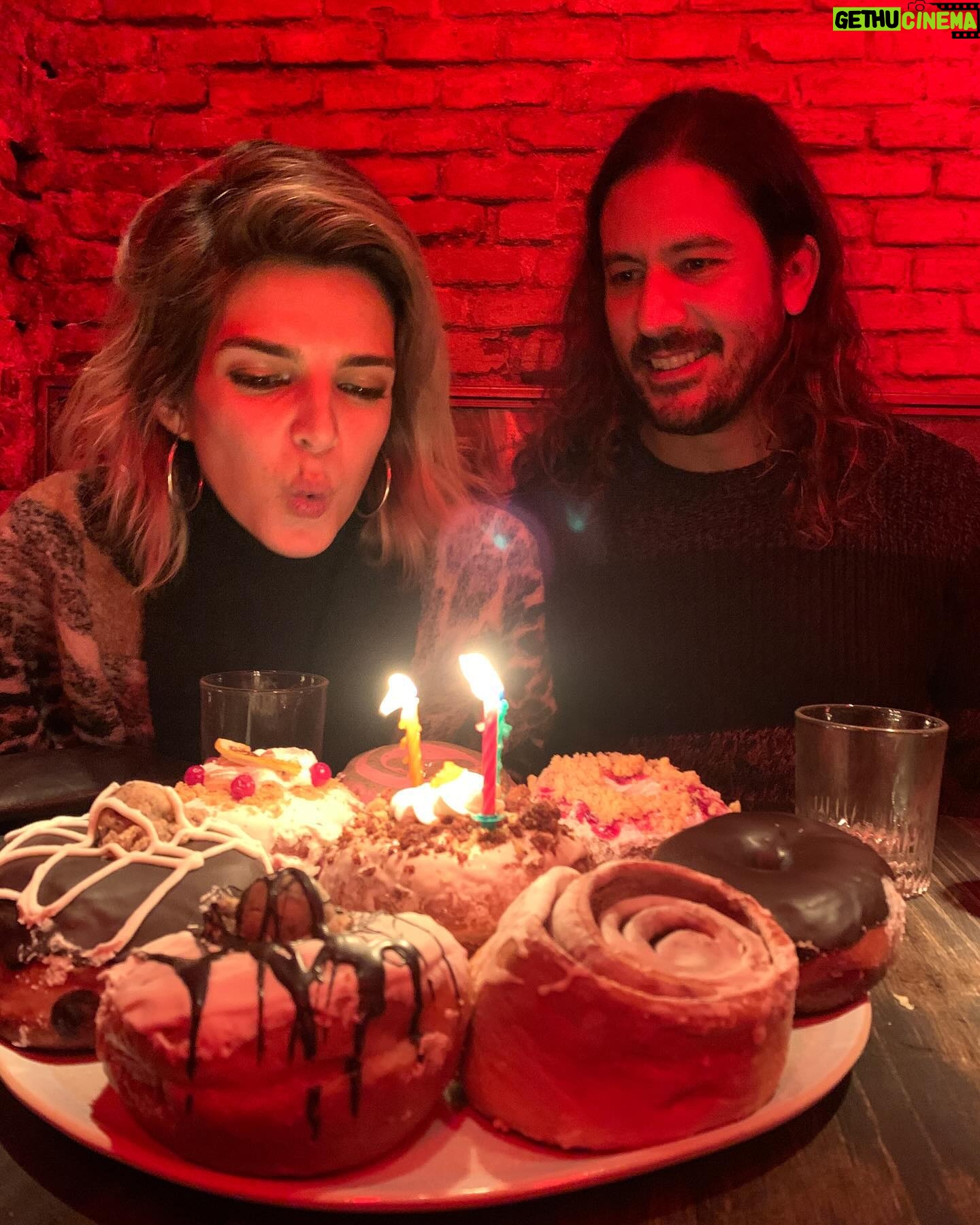 Clara Lago - 14.3K Likes - Gracias, 2023, por ser el año en el que:
- presenté los Premios Goya
- cumplí y celebré los 33 rodeada de gente a la que amo en uno de mis lugares favoritos @latuertafunkycastizo 🫶🏼❌
- rodé “Clanes” junto a un equipazo brutal.
- nació “nuestro bebé” @lahuertafunkycastizo …
- … y también “la llave” n° 11, Julia 😍🗝️
- grabamos el piloto de nuestro podcast @melonimposible (ya os explicaré esta ida de olla maravillosa que hemos tenido @elenamartinezsantos y yo).
- nos viciamos fuerte al parchís.
- he disfrutado de un año más compartiendo el camino contigo @joselucena__ ♥️
Feliz salida y entrada de año para tod@s, y que se desparramen las risas y el amor, señoras, por favó!!
#felizaño #2024