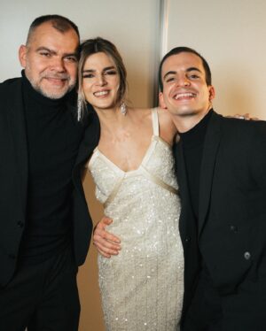 Clara Lago Instagram - Más fotos de los #goya2023 💫
Esta vez con parte de mi equipo, sin los cuales hubiera sido impensable asumir este reto.
Y digo “parte” porque hay mucha gente que estuvo conmigo, no solo allí sino durante los meses previos, con los que no tengo foto… pero vosotr@s sabéis quienes sois ❤️
Y gracias, por supuesto, a @redondobrand por confeccionarme esta obra de arte para presentar la gala. La ocasión no merecía menos y tu arte rompió todas las varas de medir 🙏🏼🥰
#premiosgoya