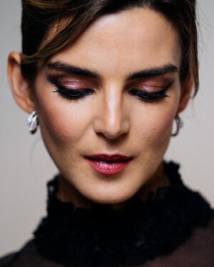 Clara Lago Instagram - Ayer disfrutamos de una noche dedicada a la unión. La unión entre países, entre culturas que comparten mucho a pesar de ser diferentes, pero sobre todo la unión de personas que sienten pasión por el cine. Ya van 10 años desde el nacimiento de estos premios… y los que quedan!
Enhorabuena a l@s ganador@s y nominad@s, y larga vida a los @premios_platino !!!
Por último, gracias al súper dreamteam 🙌🏼❤️:
💄 @paulasoroa @charlottetilbury 
👗 @joseherrerastylist 
📸 @elenamartinezsantos