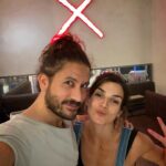 Clara Lago Instagram - Gracias, 2023, por ser el año en el que: - presenté los Premios Goya - cumplí y celebré los 33 rodeada de gente a la que amo en uno de mis lugares favoritos @latuertafunkycastizo 🫶🏼❌ - rodé “Clanes” junto a un equipazo brutal. - nació “nuestro bebé” @lahuertafunkycastizo … - … y también “la llave” n° 11, Julia 😍🗝️ - grabamos el piloto de nuestro podcast @melonimposible (ya os explicaré esta ida de olla maravillosa que hemos tenido @elenamartinezsantos y yo). - nos viciamos fuerte al parchís. - he disfrutado de un año más compartiendo el camino contigo @joselucena__ ♥️ Feliz salida y entrada de año para tod@s, y que se desparramen las risas y el amor, señoras, por favó!! #felizaño #2024