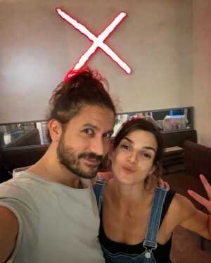 Clara Lago Instagram - Gracias, 2023, por ser el año en el que:
- presenté los Premios Goya
- cumplí y celebré los 33 rodeada de gente a la que amo en uno de mis lugares favoritos @latuertafunkycastizo 🫶🏼❌
- rodé “Clanes” junto a un equipazo brutal.
- nació “nuestro bebé” @lahuertafunkycastizo …
- … y también “la llave” n° 11, Julia 😍🗝️
- grabamos el piloto de nuestro podcast @melonimposible (ya os explicaré esta ida de olla maravillosa que hemos tenido @elenamartinezsantos y yo).
- nos viciamos fuerte al parchís.
- he disfrutado de un año más compartiendo el camino contigo @joselucena__ ♥️

Feliz salida y entrada de año para tod@s, y que se desparramen las risas y el amor, señoras, por favó!! 
#felizaño #2024