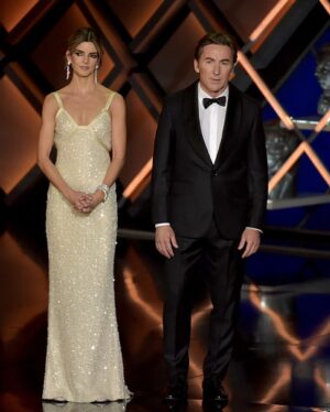 Clara Lago Instagram - Más fotos de los #goya2023 💫
Esta vez con parte de mi equipo, sin los cuales hubiera sido impensable asumir este reto.
Y digo “parte” porque hay mucha gente que estuvo conmigo, no solo allí sino durante los meses previos, con los que no tengo foto… pero vosotr@s sabéis quienes sois ❤️
Y gracias, por supuesto, a @redondobrand por confeccionarme esta obra de arte para presentar la gala. La ocasión no merecía menos y tu arte rompió todas las varas de medir 🙏🏼🥰
#premiosgoya