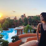 Clara Lago Instagram - Solo puedo decir gracias, gracias y GRACIAS a todo el equipo de @royalhideawaysanctipetri por estos días en semejante paraíso. No solo el lugar y sus instalaciones son espectaculares, sino que el personal que trabaja en todo el complejo no puede ser más majo! Parece que hacen casting de carisma, profesionalidad y buen rollo. Lujazo de sitio. He aquí el #photodump de estos días: - aunque parezca una postal retocada, juro por todos los dioses que esa foto no tiene filtro alguno. Es que el lugar ES ASÍ! Muy fuerte el tema. - mi feliz caída en plancha en la cama cuando llegamos de casi 12horas de viaje. Hola Bona Tarda. - esa misma tarde, después de media hora de siesta, frescos como lechugas y con nuestras mejores galas, ya preparados para el evento que nos trajo y descubrió este maravilloso lugar: la boda de @marioromanrey y @ale_239 🫶🏼 (Que por cierto ha organizado ella misma porque se ha hecho weddingplanner, y ojo cuidao con la muchacha 🙌🏼 aquí os dejo su perfil @alebernatwp 💍) - mi cara de felicidad y paz interior después de un circuito por el spa del hotel y un súper masaje, aprovechando que el domingo amaneció lloviendo como si esto fuera Irlanda. Pero este hotel está preparado y tiene alternativas pa tó! - cuando se me iluminó el séptimo chacra al tener a un chico tan guapo al lado. - uno de los platos del súper menú vegano que me prepararon en el restaurante @chezlumierebyjuanlu una fusión de cocina francesa y gaditana 👌🏼🤤 - nuestra cena en el restaurante @atunante donde también me prepararon menú especial vegano 🙏🏼☺️ Y con ese mensaje en la pared, para qué comentar nada más… - yo posando en la piscina, muy natural. - el atardecer… con esto no se bromea. - dato importante: en el @royalhideawaysanctipetri TIENEN BOLERA!!! Y yo me puse tan contenta que me marqué un strike 🤟🏼 aunque no gané la partida… @marioromanrey me debes la revancha. Y lo sabes 👈🏼😏 ( @joselucena__ y @ale_239 vosotros seguid practicando). Han sido tres días, pero convalidan por dos semanas de vacaciones. Así que nuevamente, GRACIAS 🙏🏼🥰