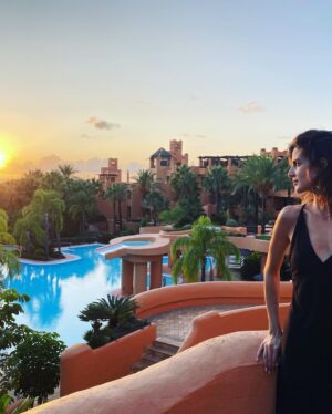 Clara Lago Instagram - Solo puedo decir gracias, gracias y GRACIAS a todo el equipo de @royalhideawaysanctipetri por estos días en semejante paraíso. No solo el lugar y sus instalaciones son espectaculares, sino que el personal que trabaja en todo el complejo no puede ser más majo! Parece que hacen casting de carisma, profesionalidad y buen rollo.
Lujazo de sitio. 
He aquí el #photodump de estos días:
- aunque parezca una postal retocada, juro por todos los dioses que esa foto no tiene filtro alguno. Es que el lugar ES ASÍ! Muy fuerte el tema.
- mi feliz caída en plancha en la cama cuando llegamos de casi 12horas de viaje. Hola Bona Tarda.
- esa misma tarde, después de media hora de siesta, frescos como lechugas y con nuestras mejores galas, ya preparados para el evento que nos trajo y descubrió este maravilloso lugar: la boda de @marioromanrey y @ale_239 🫶🏼
(Que por cierto ha organizado ella misma porque se ha hecho weddingplanner, y ojo cuidao con la muchacha 🙌🏼 aquí os dejo su perfil @alebernatwp 💍)
- mi cara de felicidad y paz interior después de un circuito por el spa del hotel y un súper masaje, aprovechando que el domingo amaneció lloviendo como si esto fuera Irlanda. Pero este hotel está preparado y tiene alternativas pa tó! 
- cuando se me iluminó el séptimo chacra al tener a un chico tan guapo al lado. 
- uno de los platos del súper menú vegano que me prepararon en el restaurante @chezlumierebyjuanlu una fusión de cocina francesa y gaditana 👌🏼🤤
- nuestra cena en el restaurante @atunante donde también me prepararon menú especial vegano 🙏🏼☺️ Y con ese mensaje en la pared, para qué comentar nada más…
- yo posando en la piscina, muy natural.
- el atardecer… con esto no se bromea.
- dato importante: en el @royalhideawaysanctipetri TIENEN BOLERA!!! Y yo me puse tan contenta que me marqué un strike 🤟🏼 aunque no gané la partida… @marioromanrey me debes la revancha. Y lo sabes 👈🏼😏
( @joselucena__ y @ale_239 vosotros seguid practicando).

Han sido tres días, pero convalidan por dos semanas de vacaciones. Así que nuevamente, GRACIAS 🙏🏼🥰