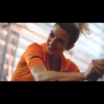 Clara Lago Instagram - El pasado domingo 27 de noviembre dimos rienda suelta a las pulsaciones y las sonrisas en nuestra III MÁSTER SOLIDARIA DE SPINNING de @fundacionochotumbao Gracias infinitas a @d10solano por la organización y por todo lo que llevas palante tú solito; a tod@s l@s que comprasteis una entrada, tanto l@s que vinisteis como l@s que no, especialmente a @nur.escudero @cattyjardon y @joselucena__ por darlo absolutamente todo y por vuestro apoyo, que no me pudo hacer más ilusión 🙌🏼😍❤️👽 Gracias también a @elenamartinezsantos por aportar tu montañita de arena con tiempo y trabajo para grabar y editar este vídeo 🙏🏼 Gracias a @santuariovegan por darnos el motor y motivo en esta ocasión y por todo el trabajazo que hacéis cada día por los “sin voz”. Y, cómo no, gracias a mi hermana de pedales @lorenpetite por tu energía y generosidad incombustible, por estar siempre ahí, dispuesta a entregarte al máximo por tantas causas. Qué gran corazón y alma alberga ese cuerpecito tuyo, amiga. Te adoro y espero deseosa que vengan muchas más ocasiones para pedalear a la verita tuya ❤️🤟🏼🚴🏻‍♀️ #másterdespinning #pedalessolidarios