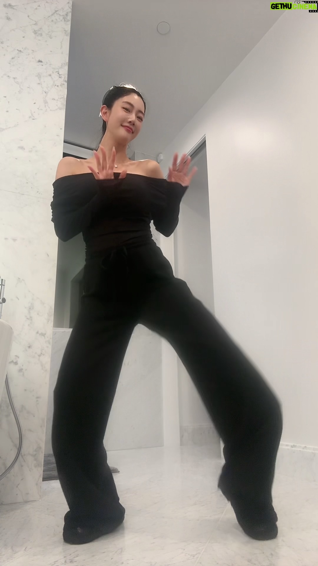 Clara Lee Instagram - 이 노래 중독됐어😂 wop wop wop #wopchallenge #dance #ootd