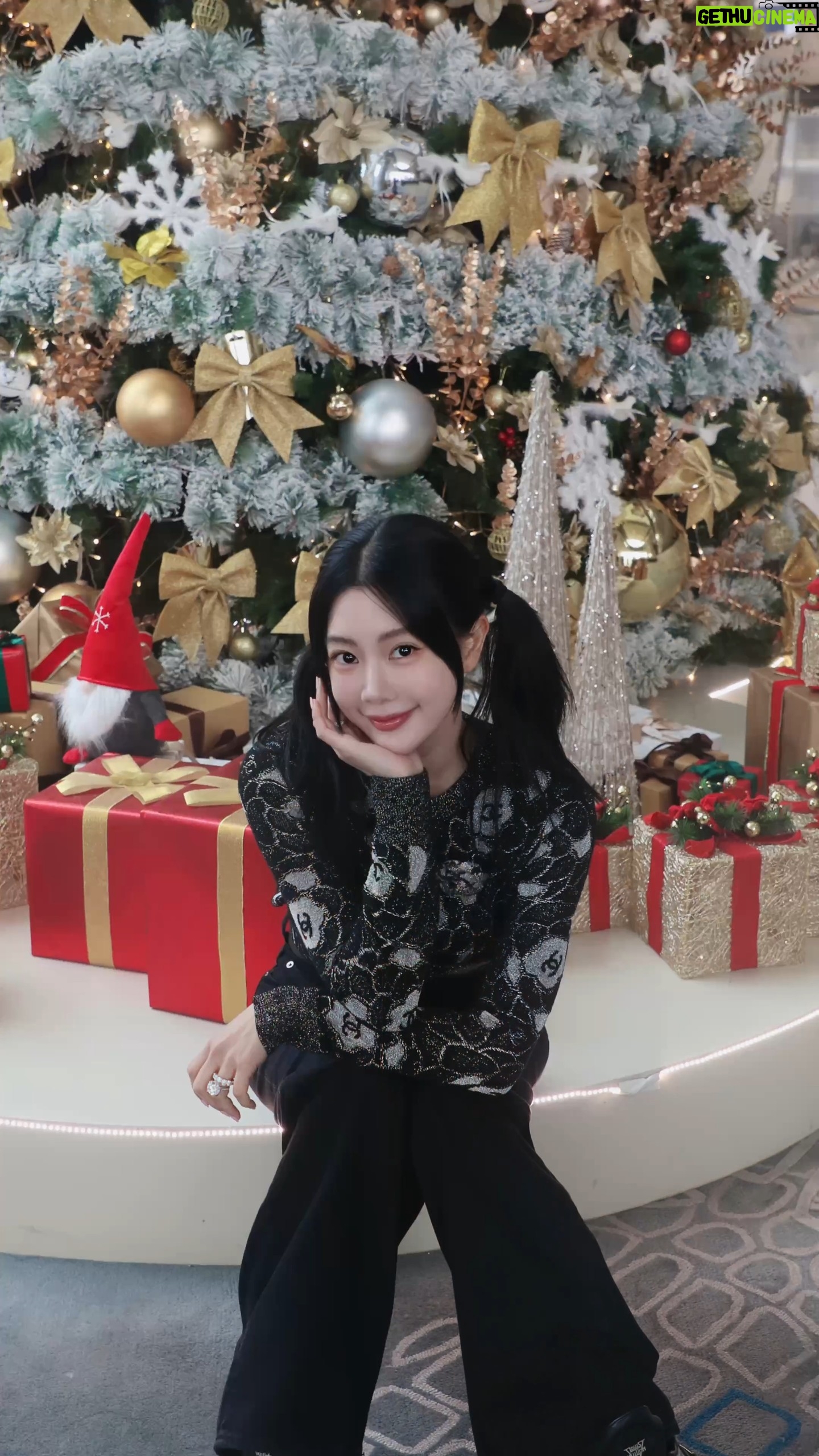 Clara Lee Instagram - Merry Christmas!🎄 #크리스마스 #캐롤 #santatellme