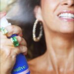 Claudia Ohana Instagram - Gente, o Spray Reparador Calmante da @sallve é o meu xodó do momento. Eu uso ele o tempo todo. Quando eu sinto a minha pele ressecada, depois de tirar maquiagem, pós-sol, no ar-condicionado. Enfim, é muito maravilhoso. Ele deixa a pele do rosto e do corpo mais hidratada e dá um frescor. Eu indico e depois de experimentar me conta aqui o que vocês acharam. #publi