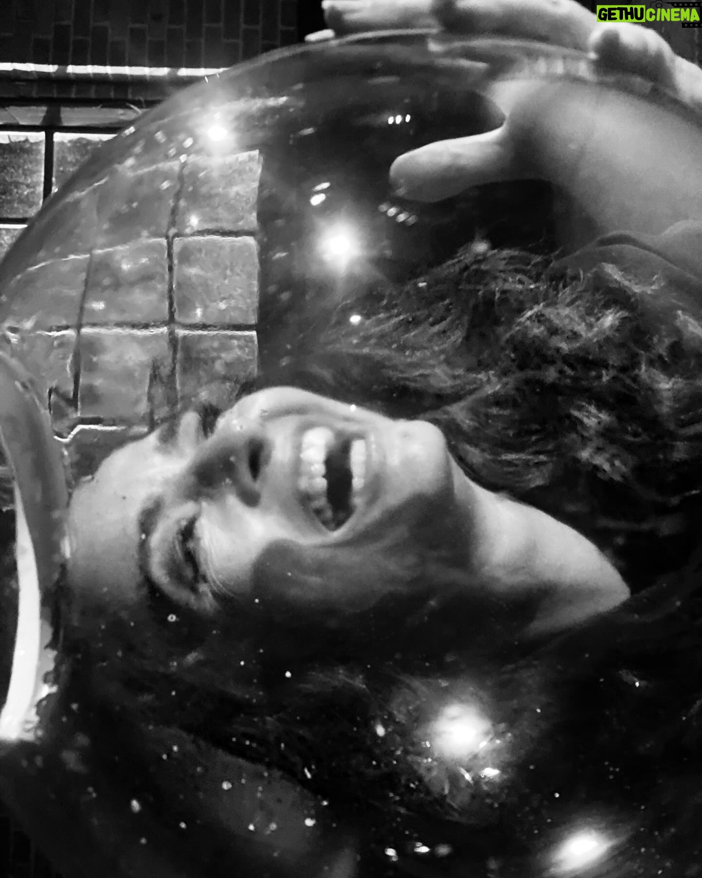 Claudia Ohana Instagram - Semana de filmagem, baseado no clássico • O Inspetor Geral•. Tive o imenso prazer de gravar com o @gregoriogananian durante todos esses dias. Uma comédia musical de 1949 escrita por Nikolai Gogol ao lado da minha querida atriz @clarachoveaux. Entre realidade e sonho, uma experiência diferente de tudo que eu tenho feito. ✨ #inspetor #cinemanacional #paranacicaba