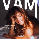 Claudia Ohana Instagram - CAPA | Quando vislumbramos trazer Claudia Ohana para a VAM, queríamos surpreender com uma entrevista sensível, sedutora e leve como a própria Claudia. (@ohanareal) Sabíamos que falar sobre ela seria instigante, e que não queríamos nos ater àquela mulher que ainda habita o imaginário masculino por ter posado para uma revista masculina na década de 80, vestida apenas de seus próprios pelos. E nem à atriz que encantava homens e mulheres pela beleza e com seu talento em suas atuações na TV. Para desvendar camadas mais íntimas desse ícone feminino, convidamos uma outra mulher, também artista, com um olhar inusual, para uma conversa leve que logo evoluiu para uma dualidade de desejos que permeia cada pergunta e resposta. Estamos todos convidados a adentrar a casa virtual de Claudia Ohana, livres de artifícios, para uma conversa nua e crua sobre a real essência da vida. VAM, Notas e surpresas em uma entrevista com Cláudia Ohana. Uma entrevista e uma surpresa, ou uma surpresa e uma conexão? Ohana na @vammagazine em uma edição sensível, sedutora e leve. 🧡 Comente neste post e compre o seu exemplar digital. - entraremos em contato mais breve possível. vammagazine.com.br 📸 @pinogomes Entrevista por @queiroga.fabiana Beleza @antoninizilioti Imprensa @merchedcomunicacao Diretora de Arte VAM @menamagellan Editor @antonnio.italiano #ClaudiaOhana #VAMMagazine