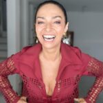 Claudia Ohana Instagram – Hoje vai ao ar no @caldeiraocommion o especial com @caetanoveloso e @mariabethaniaoficial e que honra poder estar presente e ver esses dois ícones da nossa música de tão perto. Fica aqui mais um registro do look e desse dia tão especial. ✨ Não percam!

Look: @lafortbrasil 
Styling: @garandrastyle 
Make: @makegonzovivi