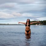 Claudia Ohana Instagram - Claudia Ohana (@ohanareal) se banha no Rio Negro na temporada 2024 de #carasamazonia. 📷: @gustavobettini