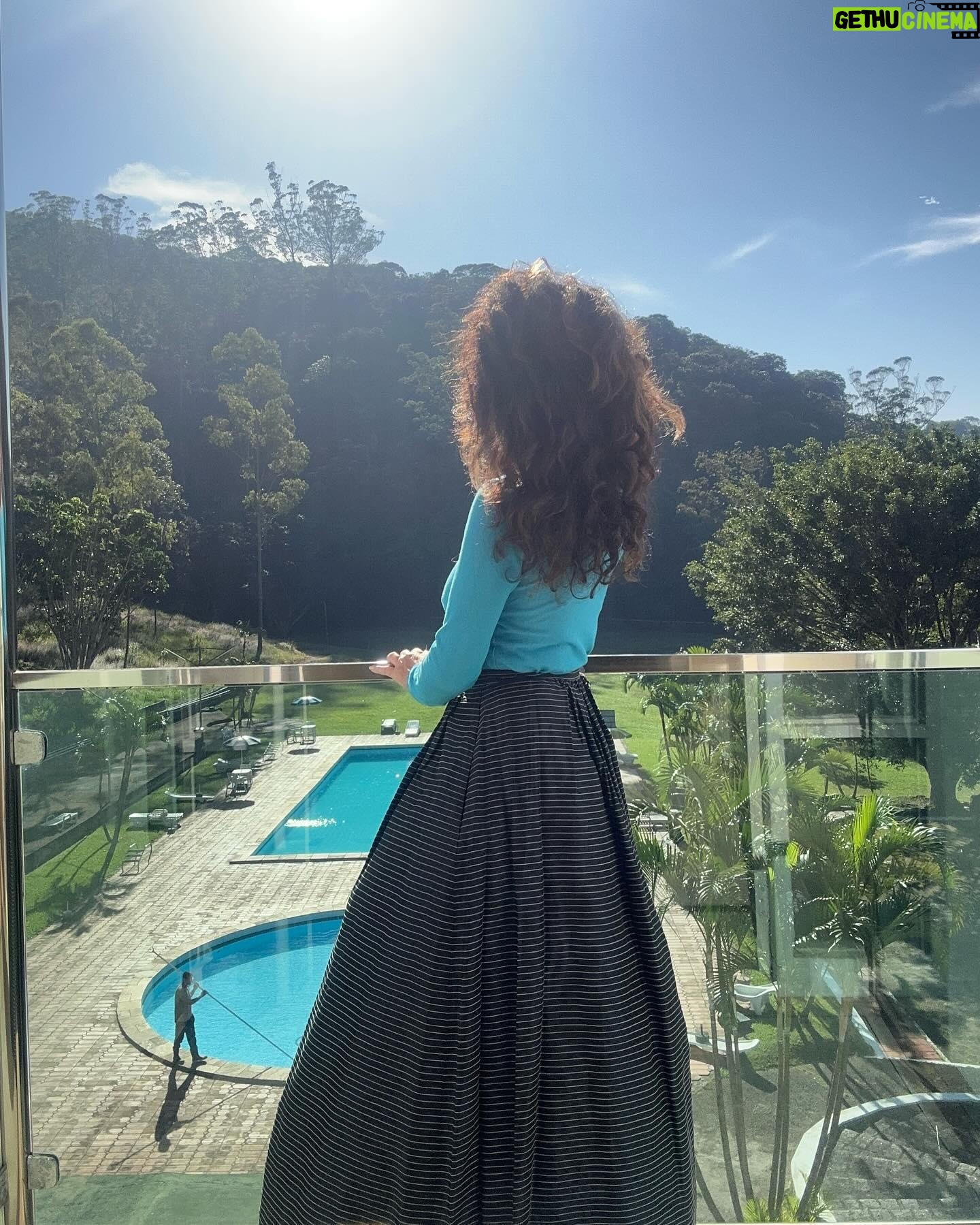 Claudia Ohana Instagram - Direto de Paranacicaba com esse dia lindo e finalizando um projeto incrível. ✨
