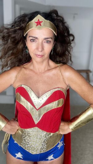 Claudia Ohana Instagram - Ser mulher é… ser muitas! 

O que que somos? Somos todas mulher maravilha! Somos o que queremos ser. Estamos na luta e na resistência. Lugar de mulher é onde ela quiser, porque nós podemos tudo! ✨

Parabéns a todas as mulheres pelo Dia Internacional da Mulher! ❤️