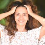 Claudia Ohana Instagram - Minha pele é mista oleosa/seca e por isso todo refresco eu gosto. Adoro um creme de hidratação, adoro esses spray com água e hidratante que imediatamente refresca o rosto para o dia a dia. Eu cuido da minha pele regularmente para que ela esteja o melhor possível, mas não sou aquela pessoa obsessiva. Não bebo, não vou muito para festas, tenho meu ritual do sono. Talvez o único pecado é continuar fumando e sigo na luta tentando parar. Bebo água, mas confesso que às vezes esqueço, mas sempre ali me policiando. Há um tempo procuro sempre uma alimentação mais saudável. Dormir com maquiagem? Jamais! 😂 Desde dos meus 15 anos, tenho esse cuidado. E agora como embaixadora da @sallve @contem1g.oficial eu tenho descoberto produtos maravilhosos. E pq isso tudo? Pra deixar aqui o recado de que cuidar é preciso e nossas marcas, expressões, sardas, manchas fazem parte. Ah, eu juro que nessa foto estou de cara limpa, natural e sem maquiagem, mas claro que a luz é boa. 😉😍 Qual o seu tipo de pele? Clic @kontraluz