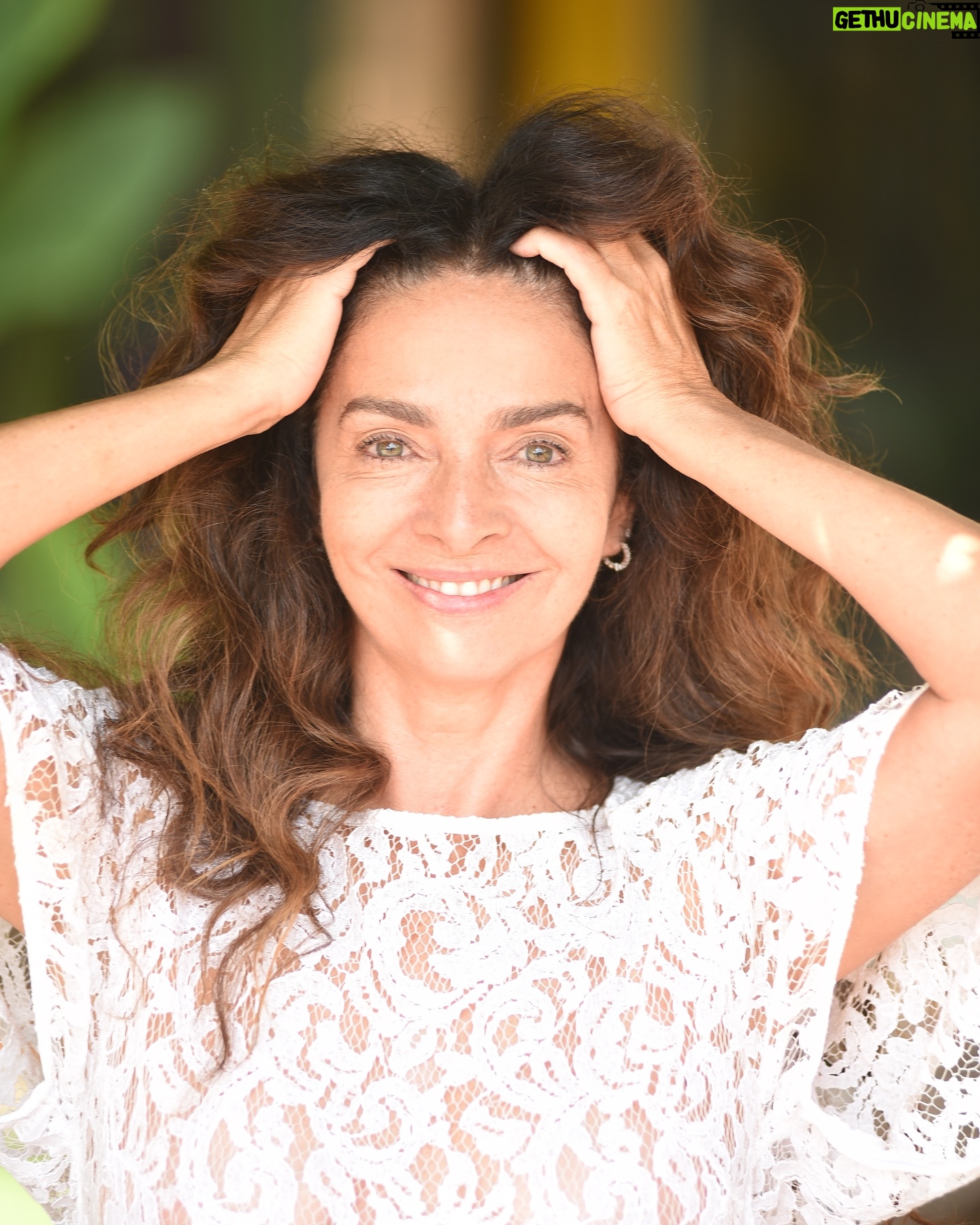 Claudia Ohana Instagram - Minha pele é mista oleosa/seca e por isso todo refresco eu gosto. Adoro um creme de hidratação, adoro esses spray com água e hidratante que imediatamente refresca o rosto para o dia a dia. Eu cuido da minha pele regularmente para que ela esteja o melhor possível, mas não sou aquela pessoa obsessiva. Não bebo, não vou muito para festas, tenho meu ritual do sono. Talvez o único pecado é continuar fumando e sigo na luta tentando parar. Bebo água, mas confesso que às vezes esqueço, mas sempre ali me policiando. Há um tempo procuro sempre uma alimentação mais saudável. Dormir com maquiagem? Jamais! 😂 Desde dos meus 15 anos, tenho esse cuidado. E agora como embaixadora da @sallve @contem1g.oficial eu tenho descoberto produtos maravilhosos. E pq isso tudo? Pra deixar aqui o recado de que cuidar é preciso e nossas marcas, expressões, sardas, manchas fazem parte. Ah, eu juro que nessa foto estou de cara limpa, natural e sem maquiagem, mas claro que a luz é boa. 😉😍 Qual o seu tipo de pele? Clic @kontraluz