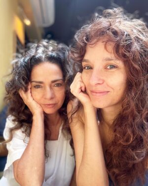 Claudia Ohana Instagram - Celebrando por aqui o amor incondicional de ser mãe. Eu que perdi minha mãe tão cedo e hoje transbordo esse amor que é ser mãe, mae da Dandara, que traz um mix de sentimentos.. Feliz Dia das Mães para todas as mães! 💖