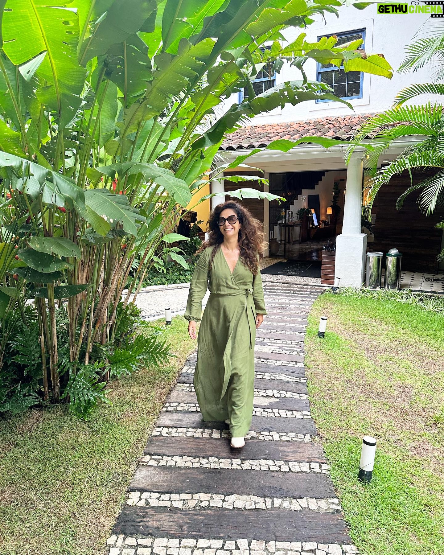 Claudia Ohana Instagram - Fechando hoje as experiências memoráveis que tive durante esses 3 dias no hotel @santateresamgallery. Yoga, sound healing e meditação, almoço sensorial, massagem relaxante e muita troca dentro da minha própria cidade. 🙏 Obrigada pela incrível experiência e recepção @santateresamgallery.✨