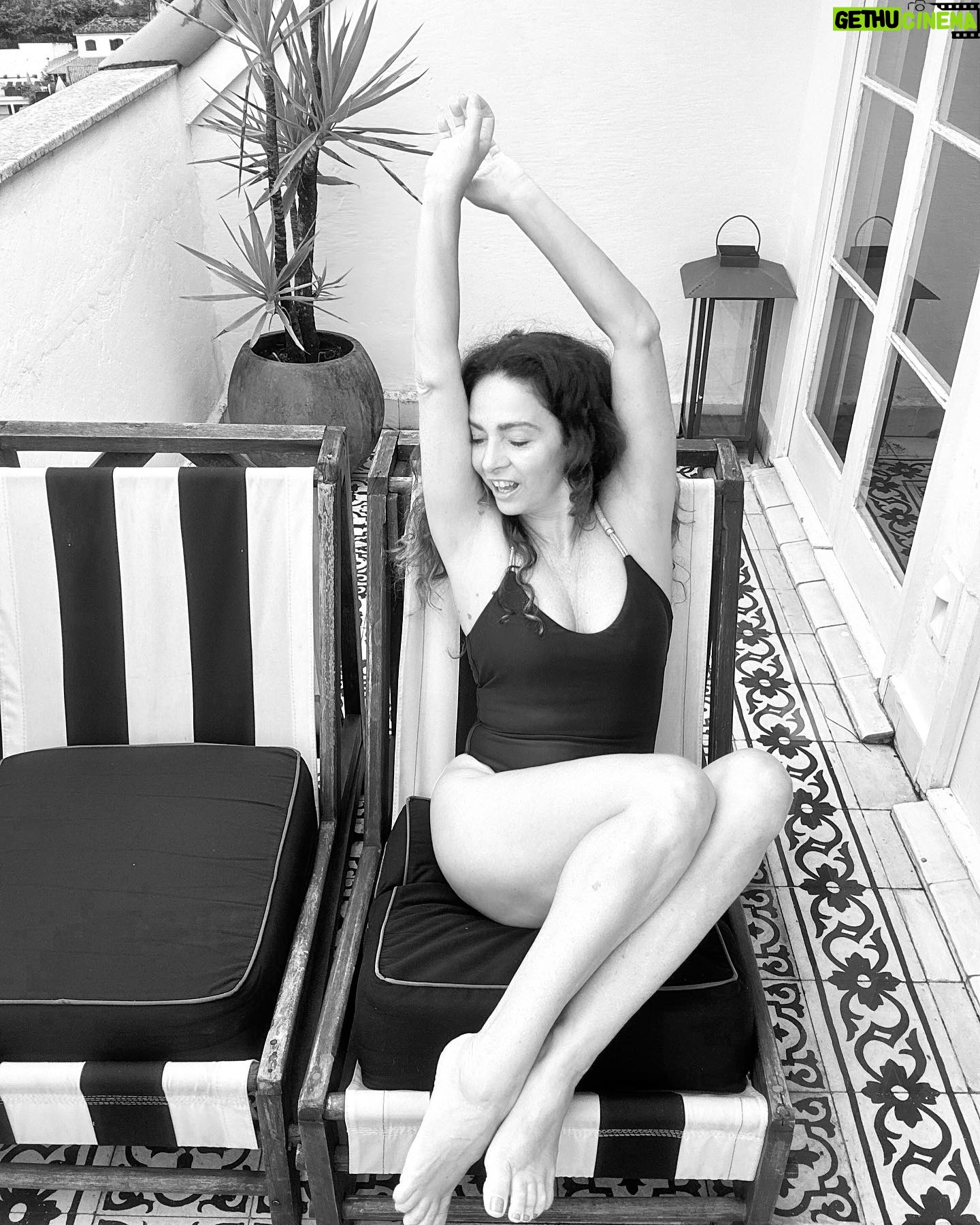 Claudia Ohana Instagram - Fechando hoje as experiências memoráveis que tive durante esses 3 dias no hotel @santateresamgallery. Yoga, sound healing e meditação, almoço sensorial, massagem relaxante e muita troca dentro da minha própria cidade. 🙏 Obrigada pela incrível experiência e recepção @santateresamgallery.✨