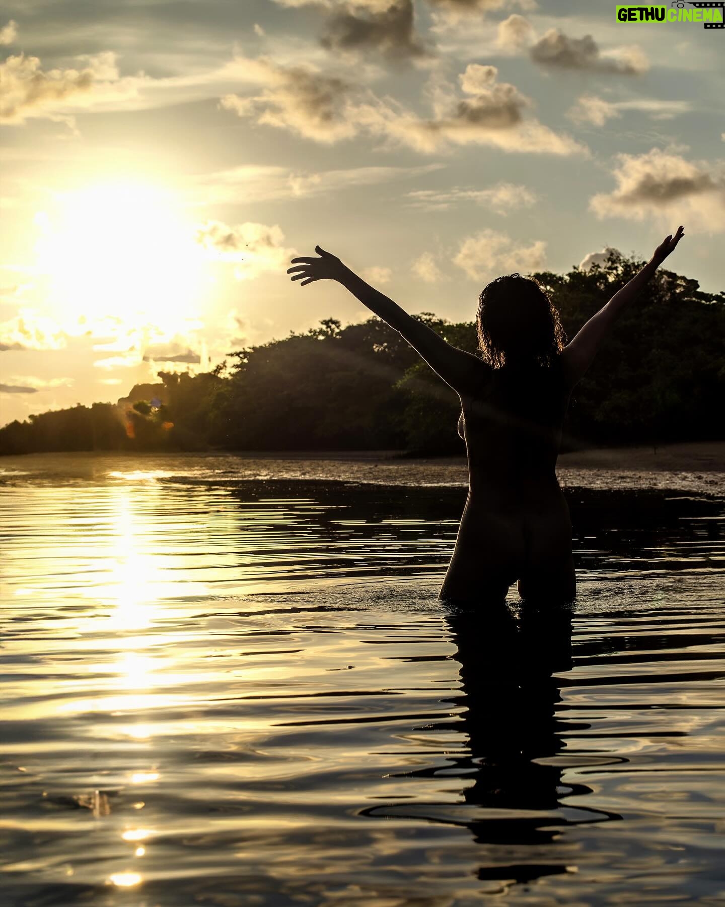 Claudia Ohana Instagram - Entregue à mãe natureza. ☀️ Foto @jose.editor.video
