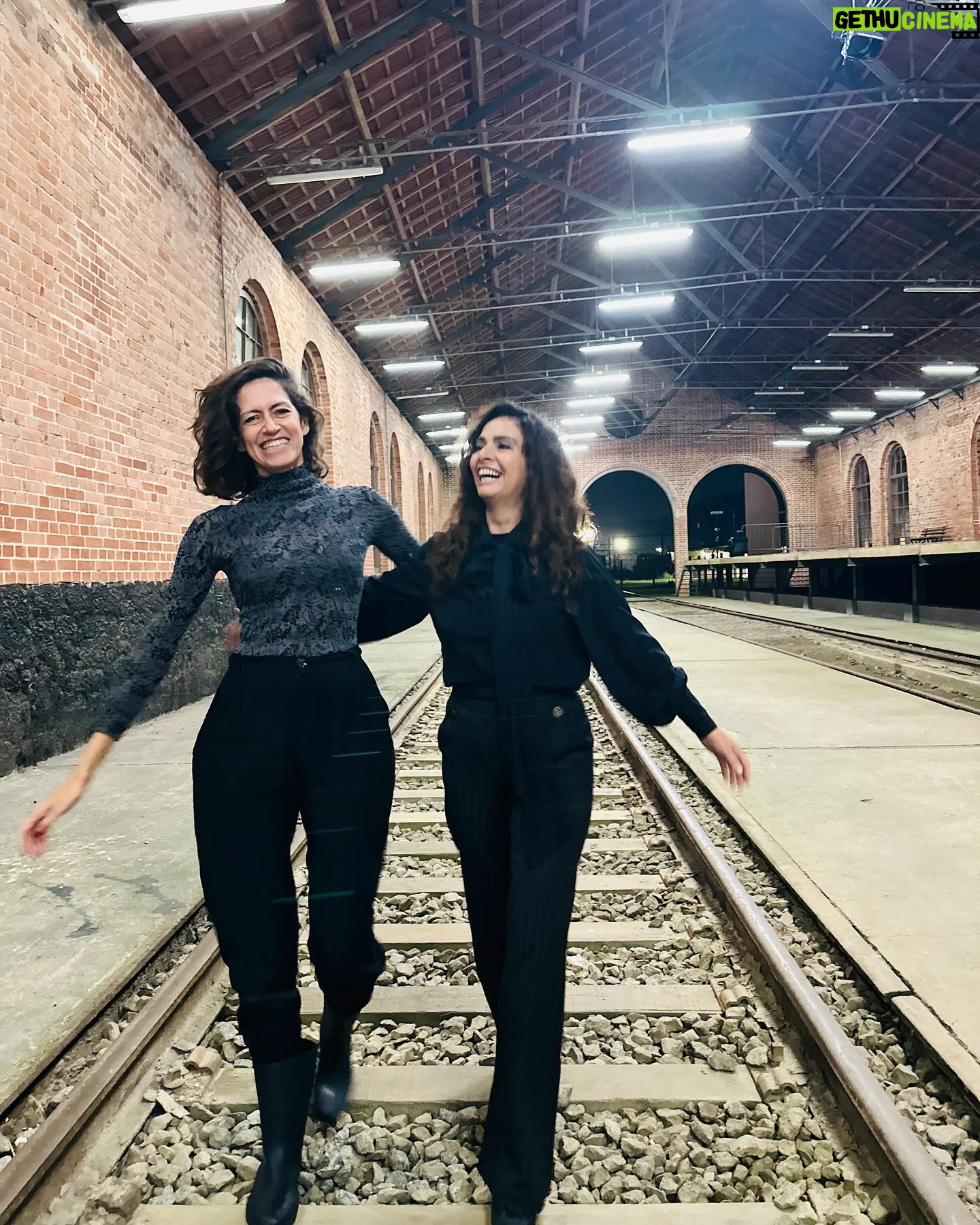 Claudia Ohana Instagram - Semana de filmagem, baseado no clássico • O Inspetor Geral•. Tive o imenso prazer de gravar com o @gregoriogananian durante todos esses dias. Uma comédia musical de 1949 escrita por Nikolai Gogol ao lado da minha querida atriz @clarachoveaux. Entre realidade e sonho, uma experiência diferente de tudo que eu tenho feito. ✨ #inspetor #cinemanacional #paranacicaba