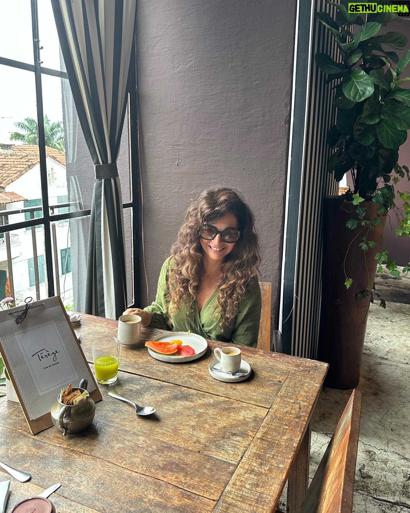Claudia Ohana Instagram - STAYCATION: combinação de “stay” (ficar) e “vacation” (férias), ou seja, buscar experiências dentro da sua própria cidade. Assim tem sido os meus dias incríveis de retiro no hotel e spa @santateresamgallery. Dias de pausa e conexão comigo mesma! 💫