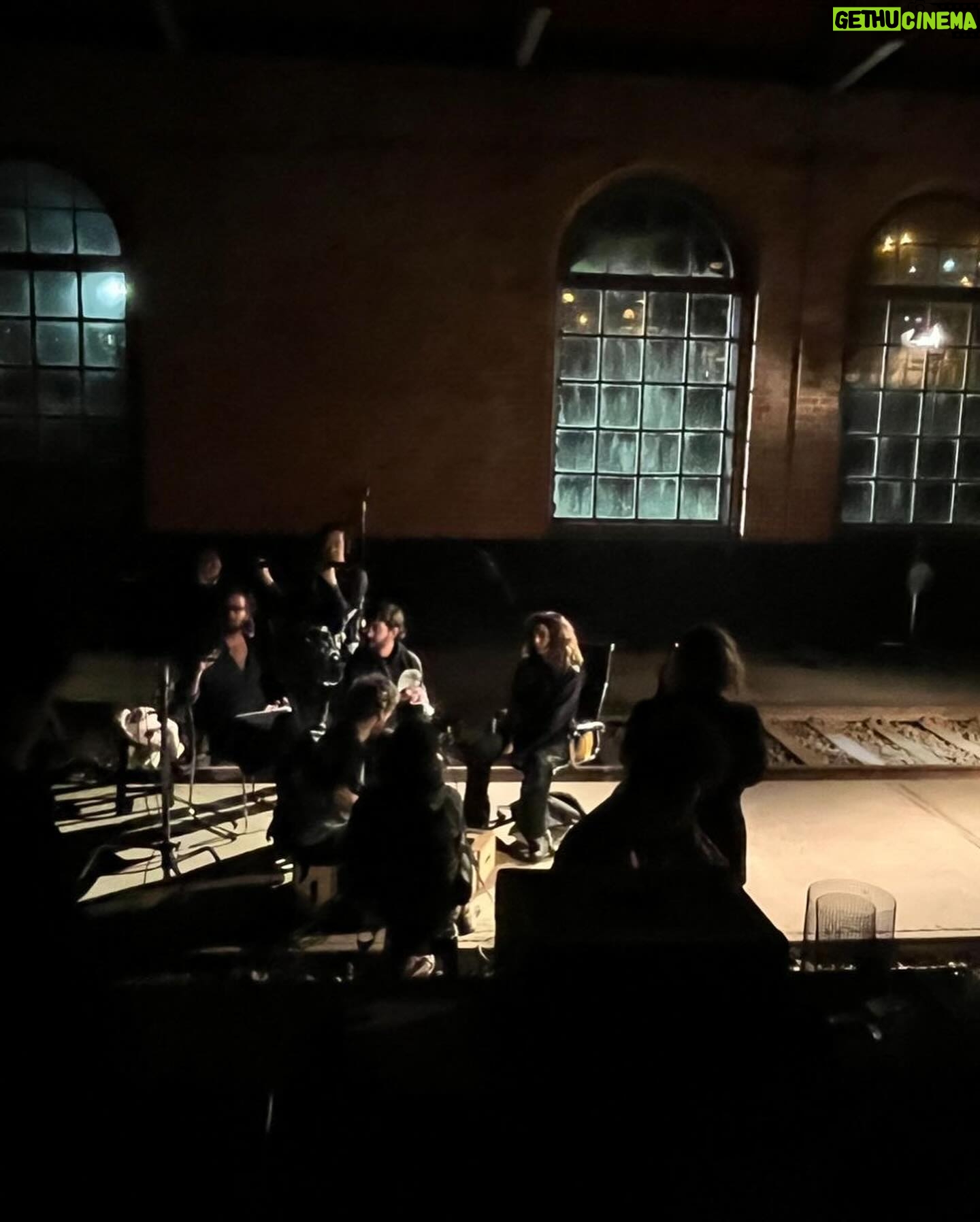 Claudia Ohana Instagram - Semana de filmagem, baseado no clássico • O Inspetor Geral•. Tive o imenso prazer de gravar com o @gregoriogananian durante todos esses dias. Uma comédia musical de 1949 escrita por Nikolai Gogol ao lado da minha querida atriz @clarachoveaux. Entre realidade e sonho, uma experiência diferente de tudo que eu tenho feito. ✨ #inspetor #cinemanacional #paranacicaba
