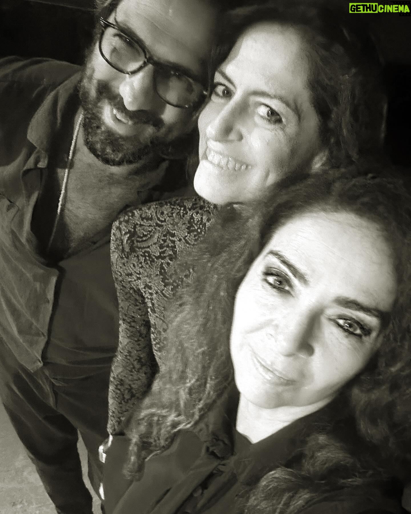 Claudia Ohana Instagram - Semana de filmagem, baseado no clássico • O Inspetor Geral•. Tive o imenso prazer de gravar com o @gregoriogananian durante todos esses dias. Uma comédia musical de 1949 escrita por Nikolai Gogol ao lado da minha querida atriz @clarachoveaux. Entre realidade e sonho, uma experiência diferente de tudo que eu tenho feito. ✨ #inspetor #cinemanacional #paranacicaba