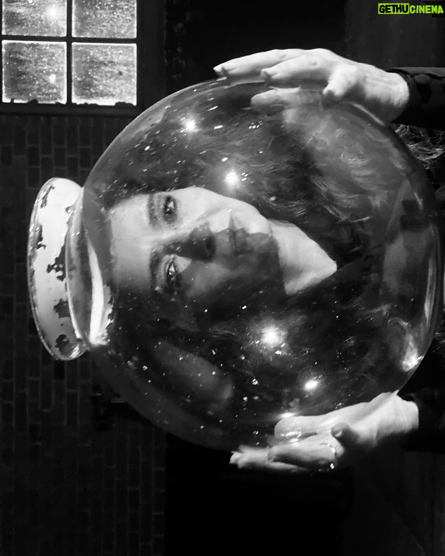 Claudia Ohana Instagram - Semana de filmagem, baseado no clássico • O Inspetor Geral•. Tive o imenso prazer de gravar com o @gregoriogananian durante todos esses dias. Uma comédia musical de 1949 escrita por Nikolai Gogol ao lado da minha querida atriz @clarachoveaux. Entre realidade e sonho, uma experiência diferente de tudo que eu tenho feito. ✨ #inspetor #cinemanacional #paranacicaba