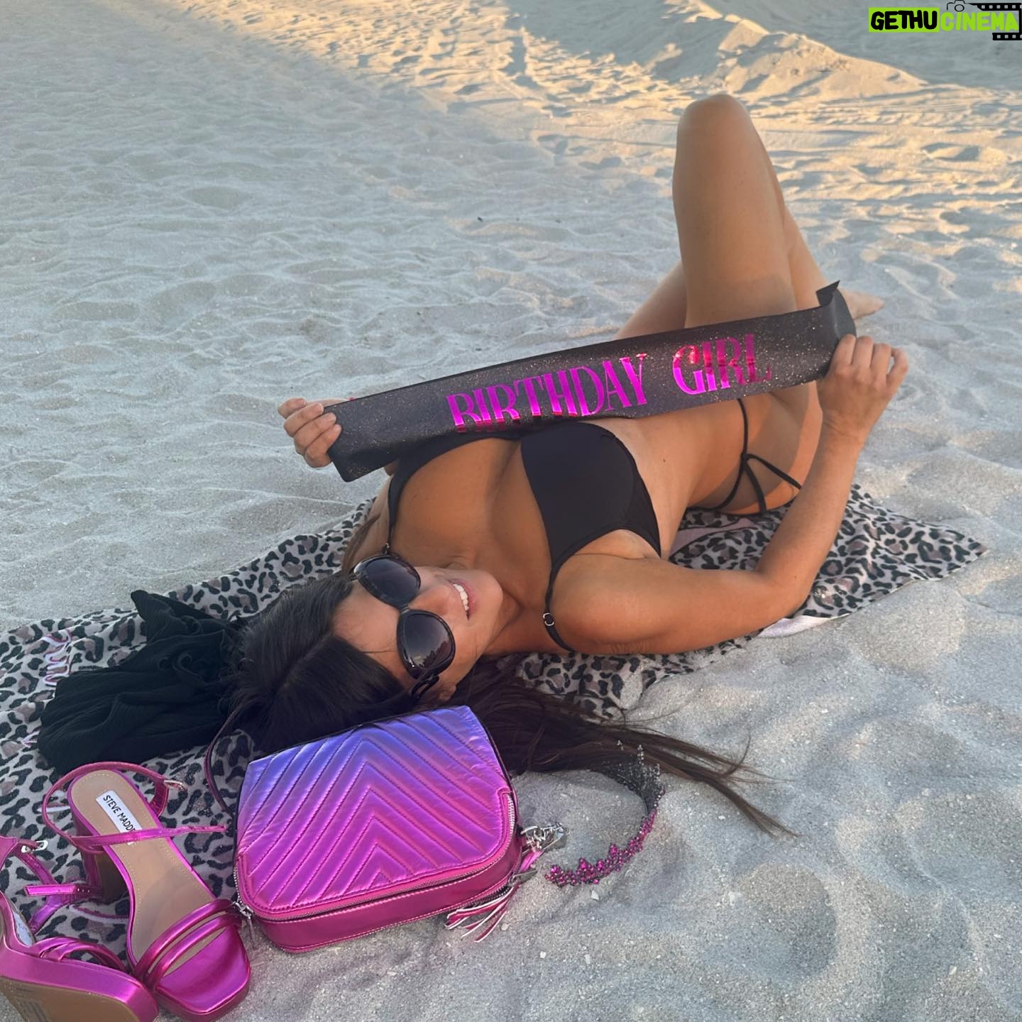 Claudia Romani Instagram - A girl should always wear her ๐ !!!! Thank you everyone for the Birthday Wishesโฆ and for all the love!!!! Whatโs your favorite pic from 1 to 10? ๐๐๐