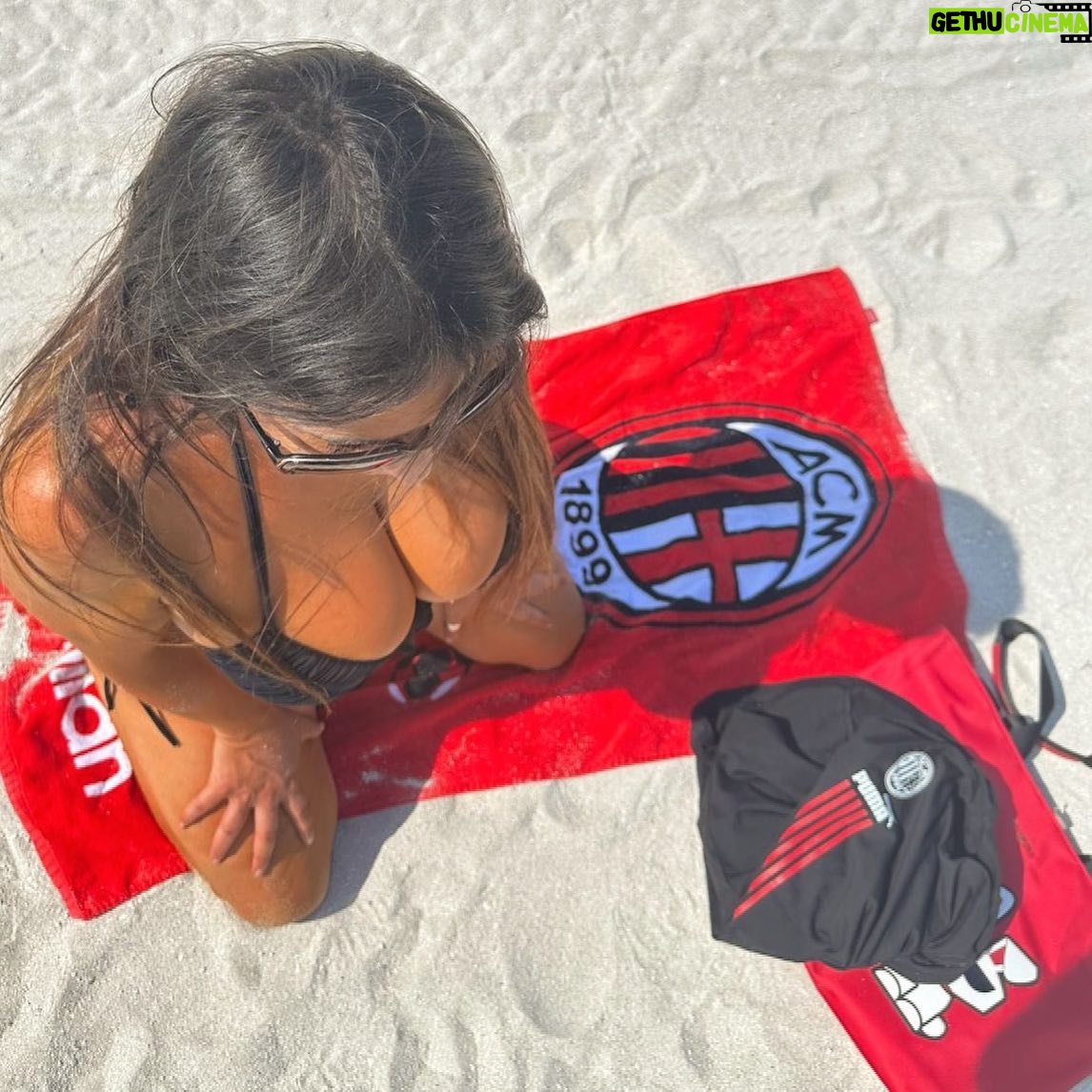 Claudia Romani Instagram - 1, 2, 3, 4 or 5? 😻❤️🙌 Rossonera sempre …. #winorlose #rossonera #ACMilan