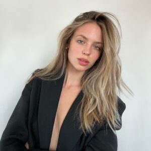 Claudia Sulewski Instagram - and suddenly her hair was full of secrets🔒

color by @colorbymattrez 
ast by @thomaslondoncotton   @javihairgarcia 
cut by @glennellishair