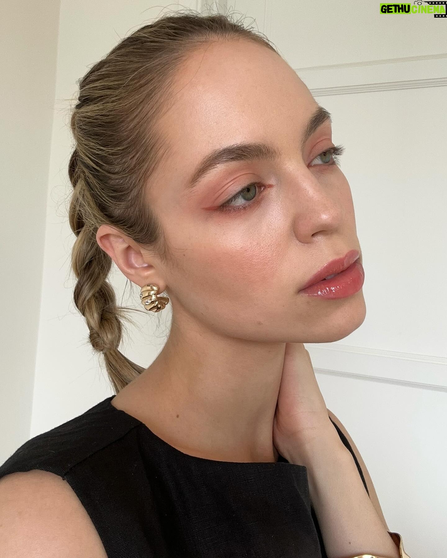 Claudia Sulewski Instagram - hey jamie @ysl